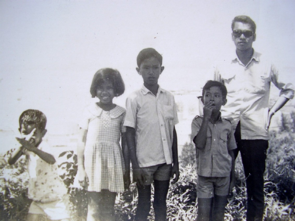 Unduh 770 Koleksi Gambar Foto Keluarga Hitam Putih Terbaru 